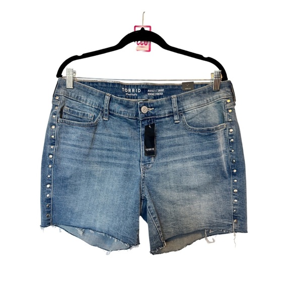 Torrid 5 Inch Perfect Boyfriend Classic Denim Mid-Rise Short - Picture 2 of 10